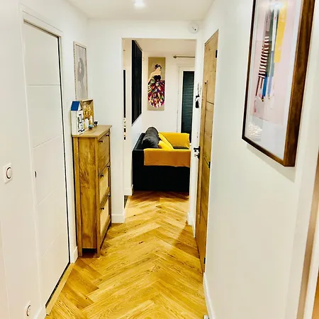 An Exceptional Apartment, 20 Min Paris, 10 Min Orly Airport, 30 Min Disney, 25 Min Versailles, Parking Free * Antony